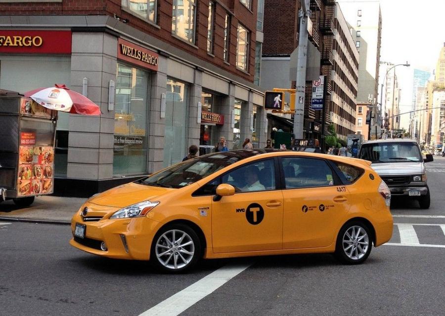  Toyota Prius V New York City Taxi 2012 года  (фото 2 из 2)